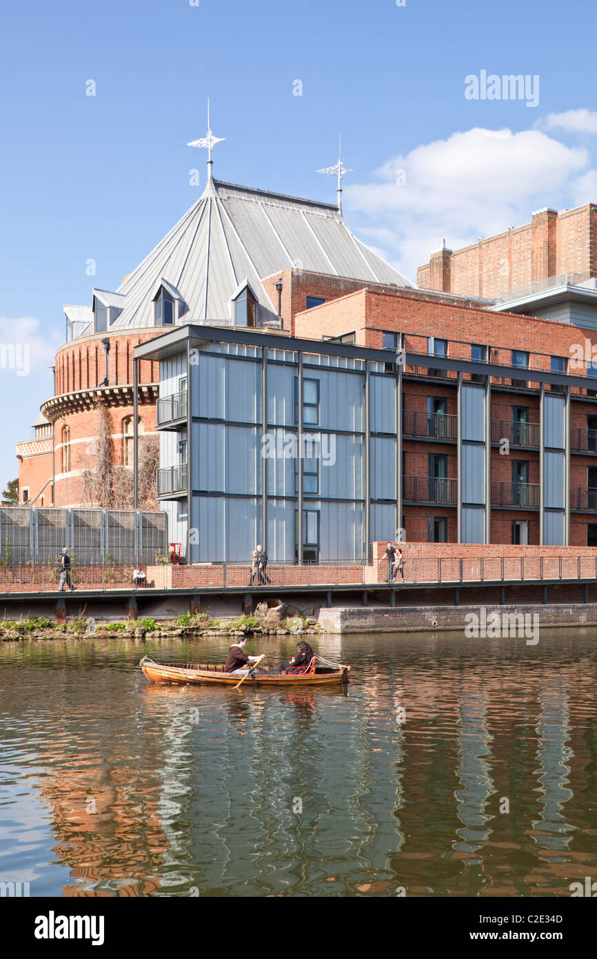 La Royal Shakespeare Company Theatre à côté de la rivière Avon à Stratford upon Avon, Warwickshire, England, UK Banque D'Images