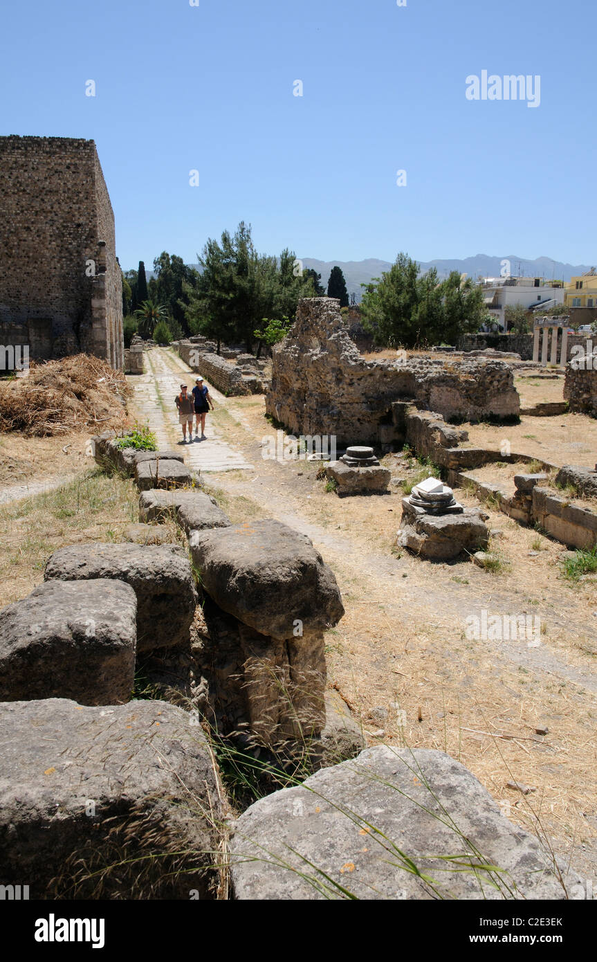 Les visiteurs l'affichage des vestiges romains sur le site archéologique de l'Ouest dans la ville de Kos île de Kos Grèce Banque D'Images
