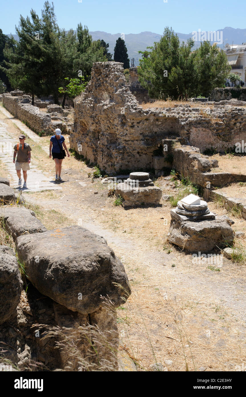 Affichage des visiteurs reste sur le Romain site archéologique de l'Ouest dans la ville de Kos île de Kos Grèce Banque D'Images