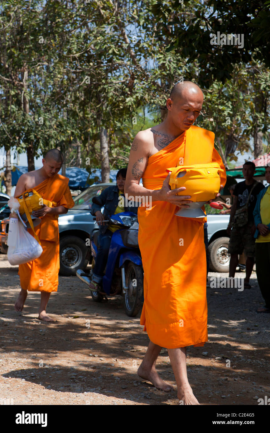 Thai man être moine 'Khon Sook', c'est un rite de passage pour tous les Thai man, Wat Chedi Sao, Lampang, Thaïlande Banque D'Images