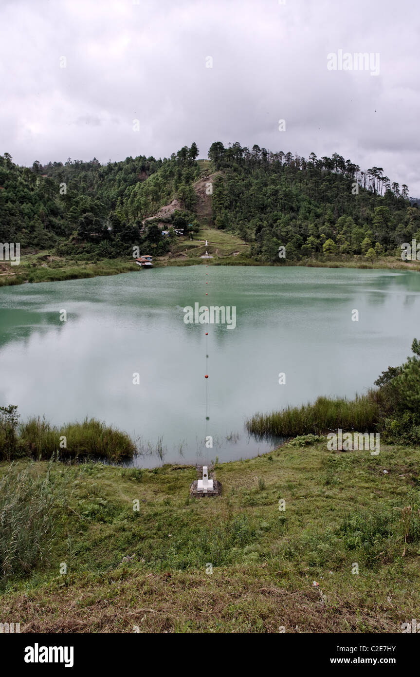 Lago internacional (International Lake) avec une corde divisant le Mexique et le Guatemala Banque D'Images