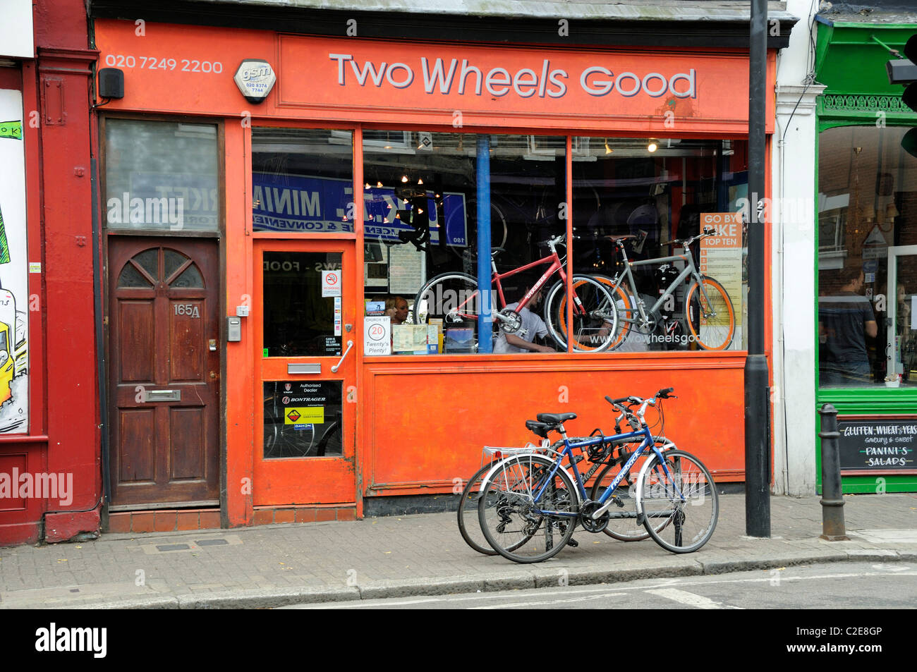 Deux roues bon magasin de bicyclettes Stoke Newington Church Street, London England UK Banque D'Images