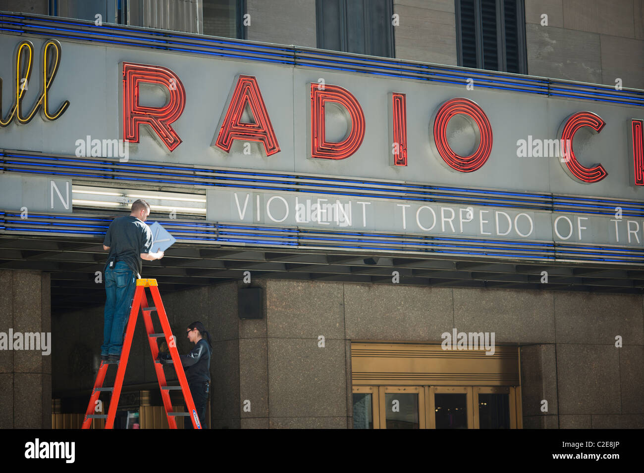 Les travailleurs de Radio City Music Hall de changer le signe de Charlie Sheen's one-man show, 'My torpille violente de la vérité' Banque D'Images