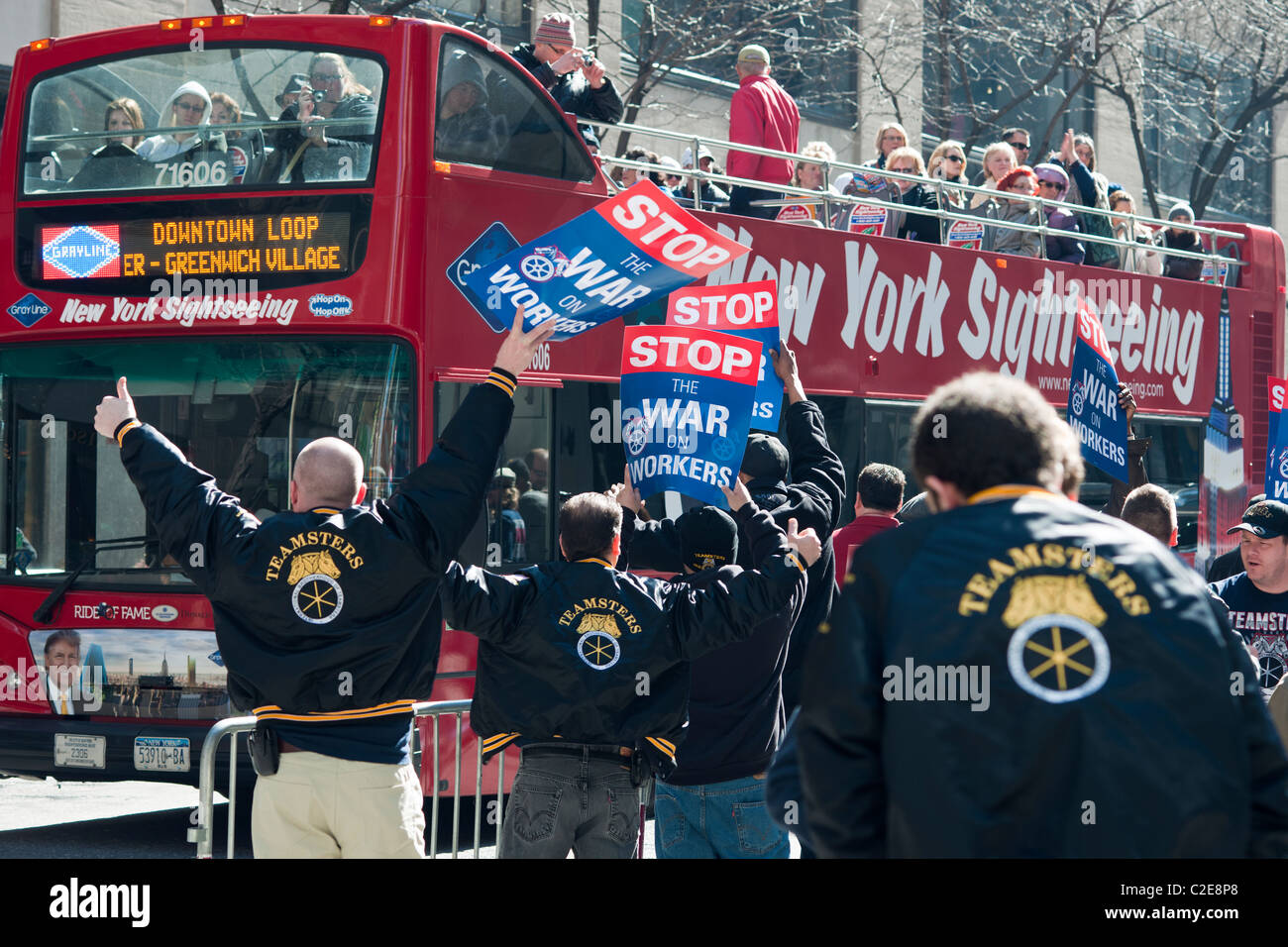 Les membres du rassemblement des Teamsters en face de la vente aux enchères de Christie's, à New York, pour protester contre l'utilisation de non-syndiqués Banque D'Images