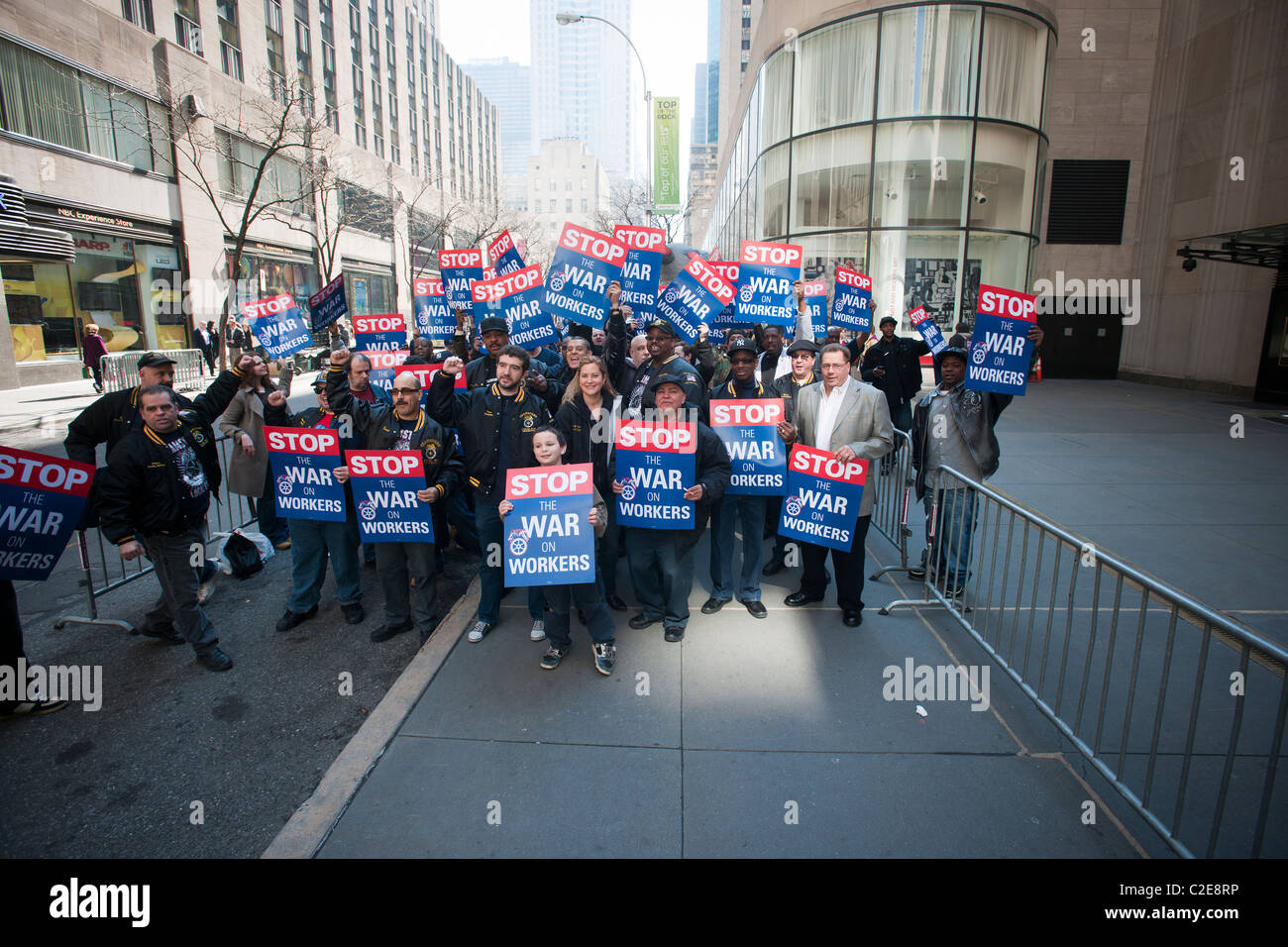 Les membres du rassemblement des Teamsters en face de la vente aux enchères de Christie's, à New York, pour protester contre l'utilisation de non-syndiqués Banque D'Images