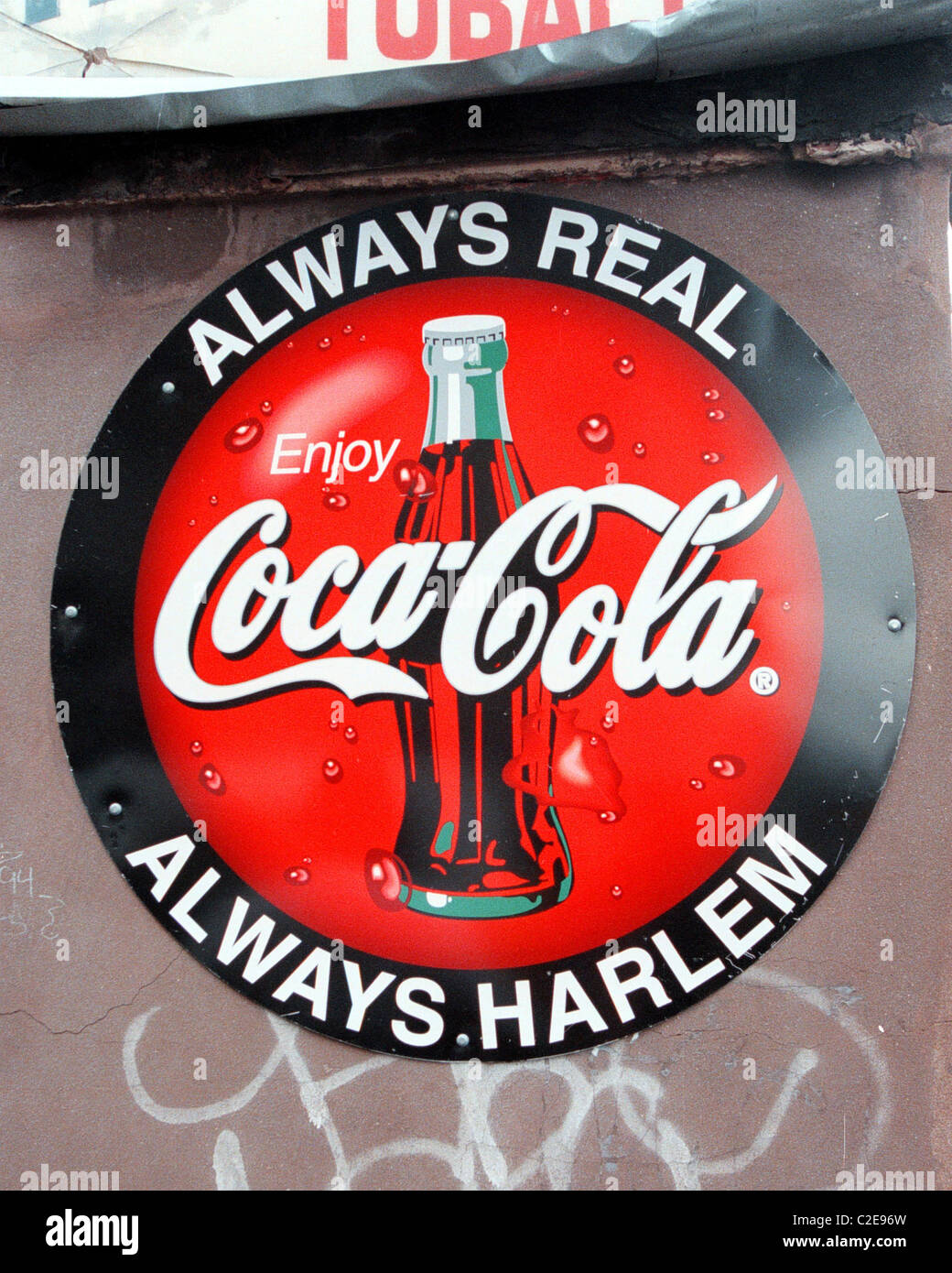 Publicité pour Coca Cola en dehors de l'épicerie d'Harlem à New York Banque D'Images