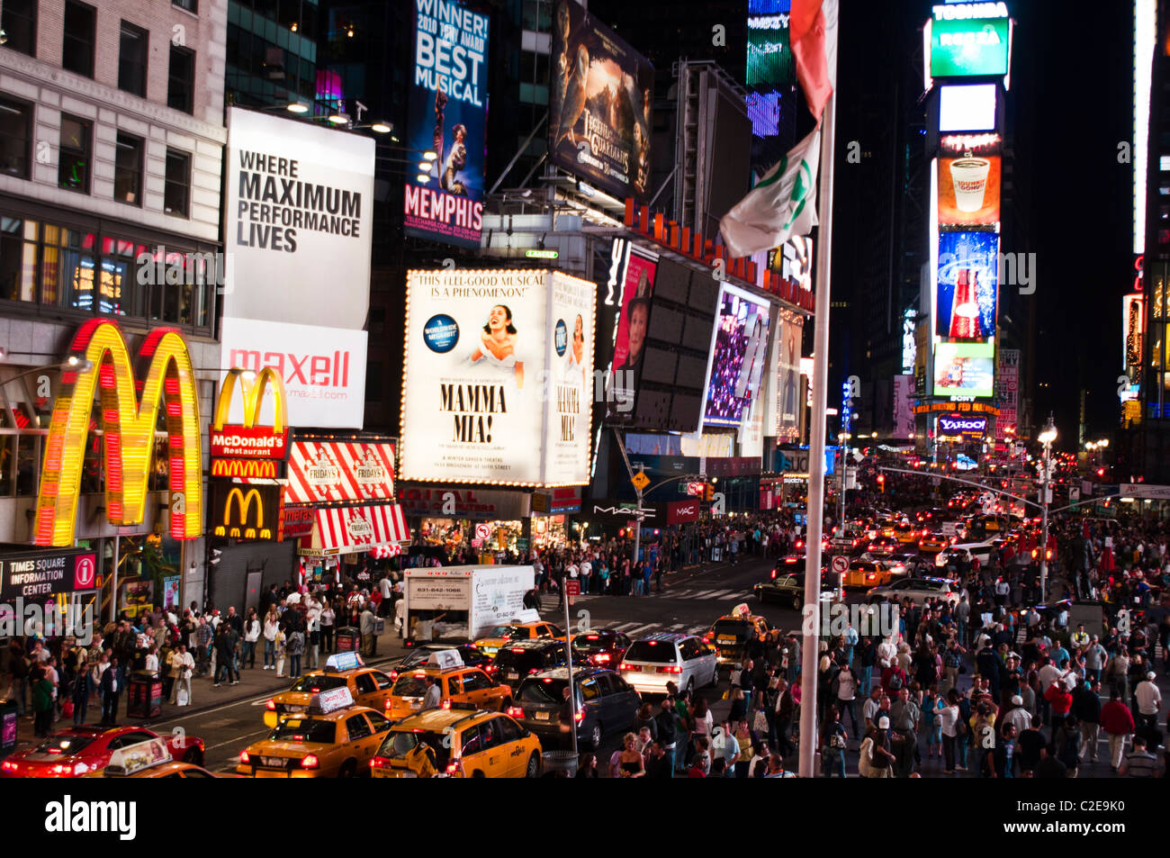 Foule de gens et de nombreux taxis jaune de scène de nuit sur Time Square, Manhattan, New York City, USA Banque D'Images