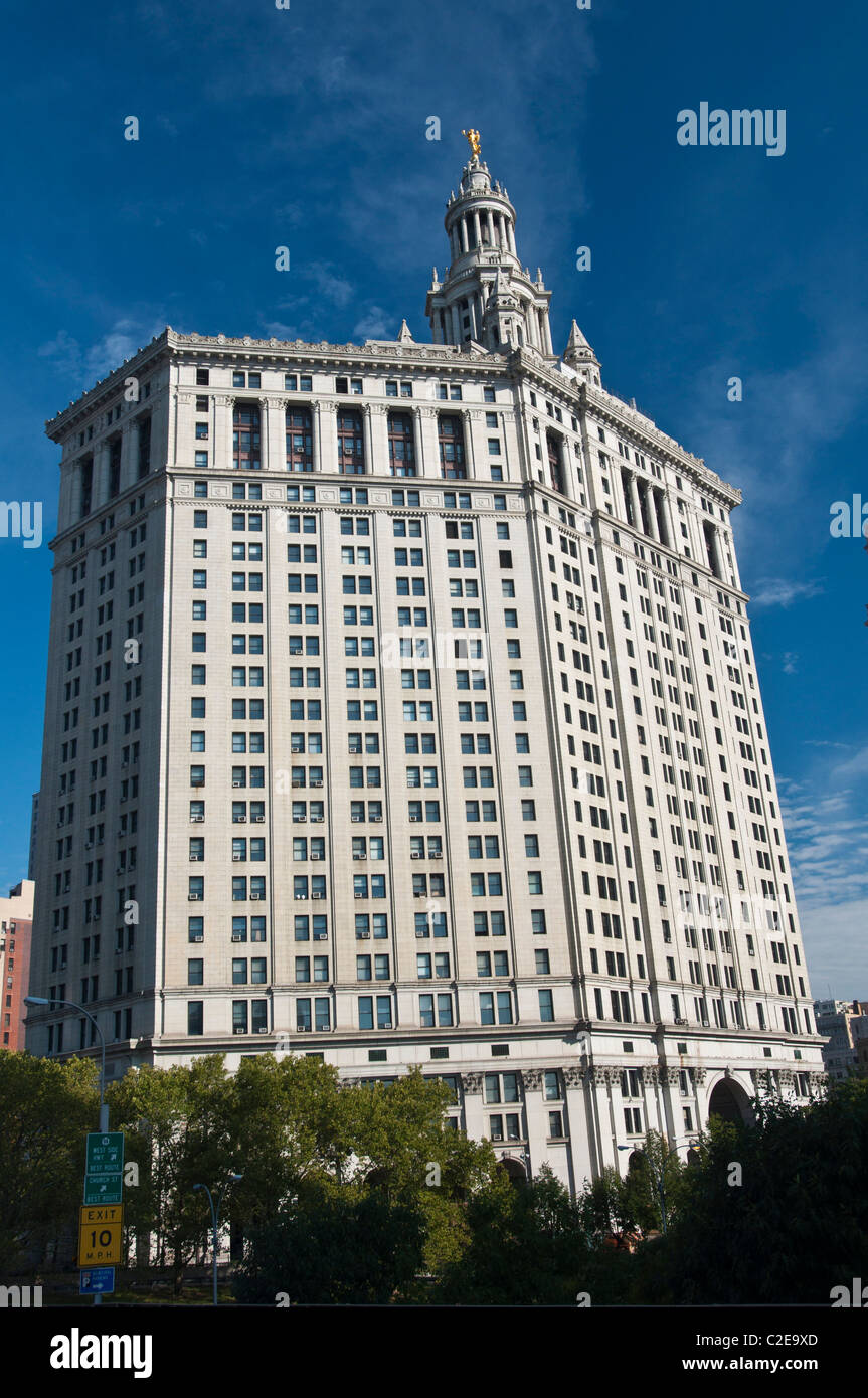 Manhattan Municipal Building au Centre 1 rue de New York avec fond de ciel bleu, USA Banque D'Images
