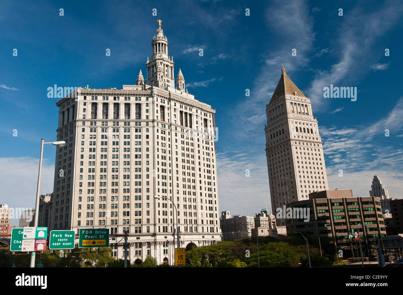 Manhattan Municipal Building à 1, rue Centre et United States Court House à New York avec fond de ciel bleu, USA Banque D'Images