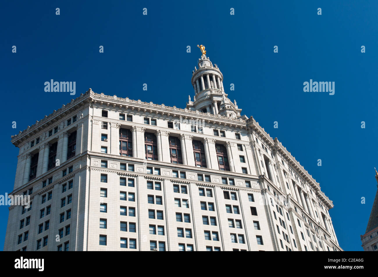 Manhattan Municipal Building au Centre 1 rue de New York avec fond de ciel bleu, USA Banque D'Images