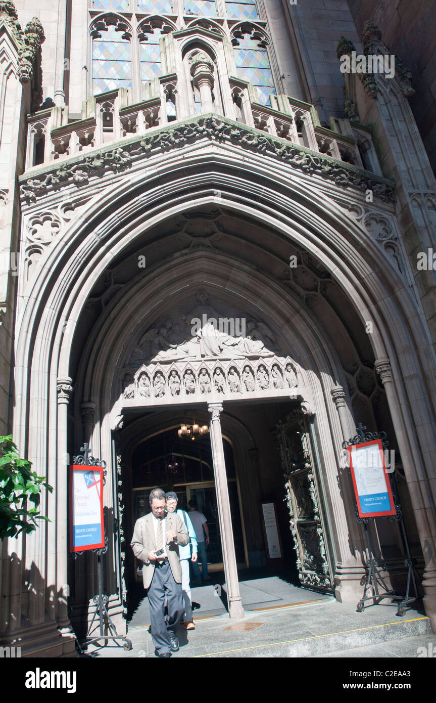 Gothic Revival entrée de la Trinity Church, Broadway, Wall Street, Lower Manhattan, New York City, USA Banque D'Images