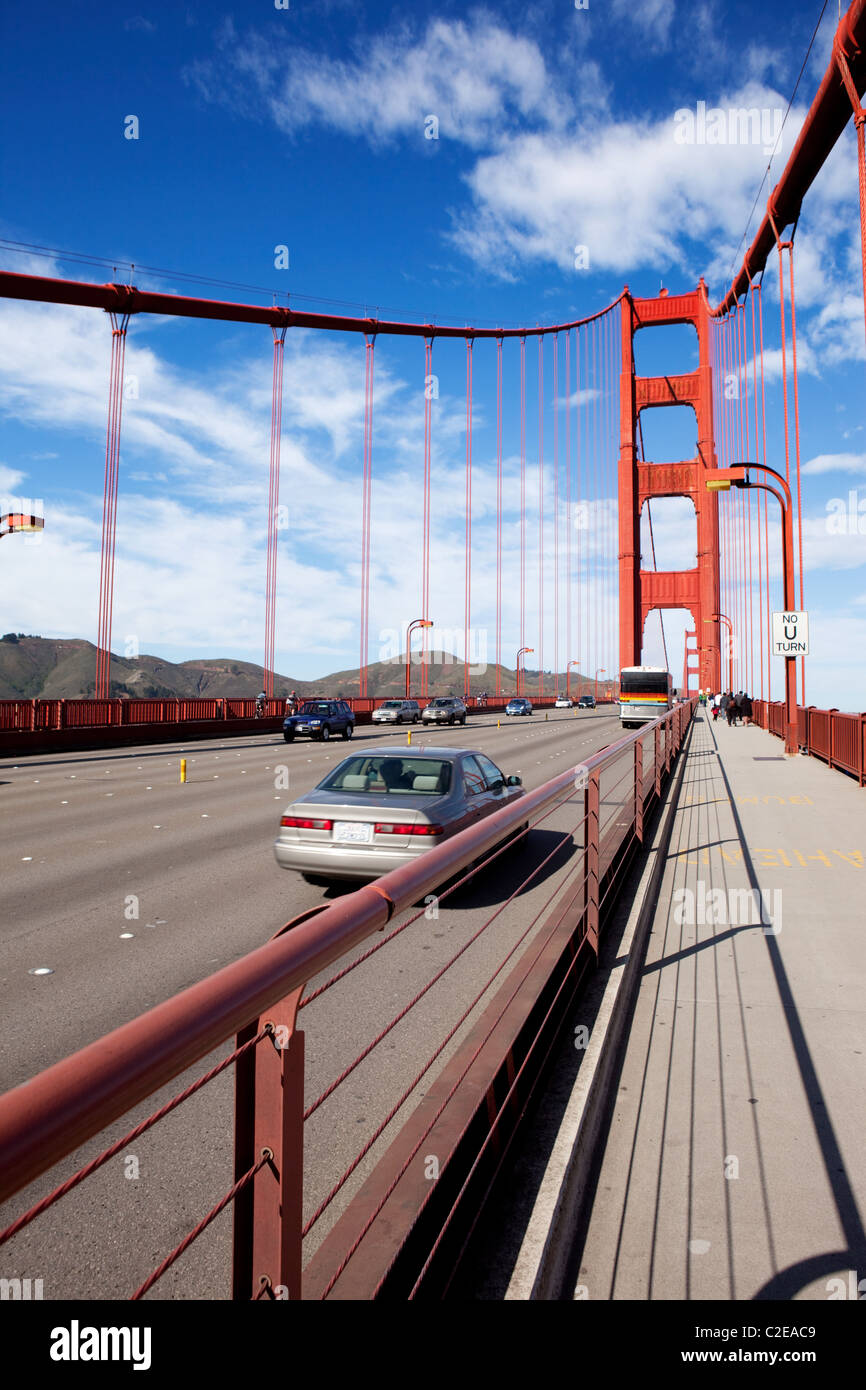 Golden Gate Bridge sur un après-midi ensoleillé Banque D'Images