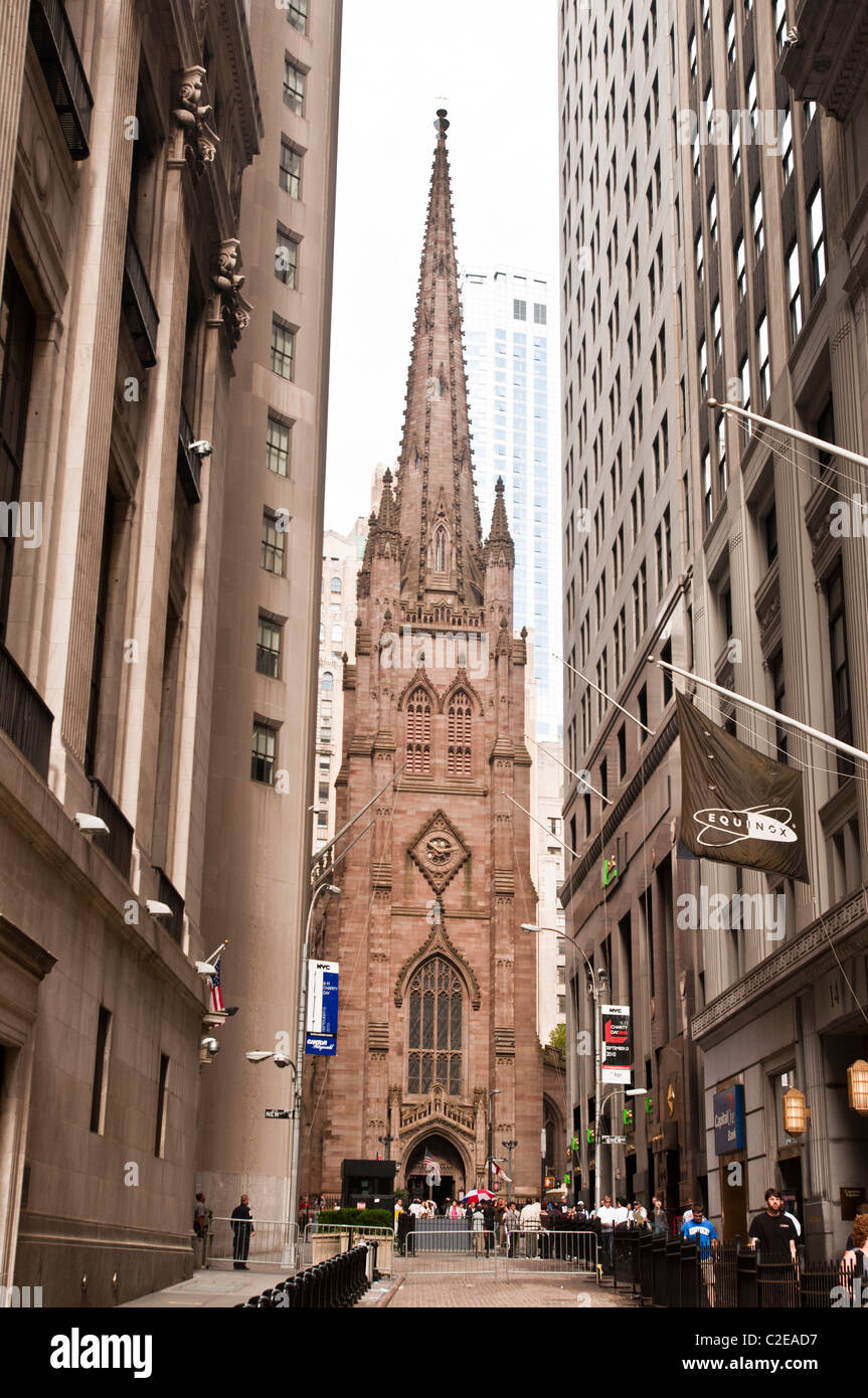 De style néo-gothique Trinity Church de Broadway, Wall Street, Lower Manhattan, New York City, USA Banque D'Images