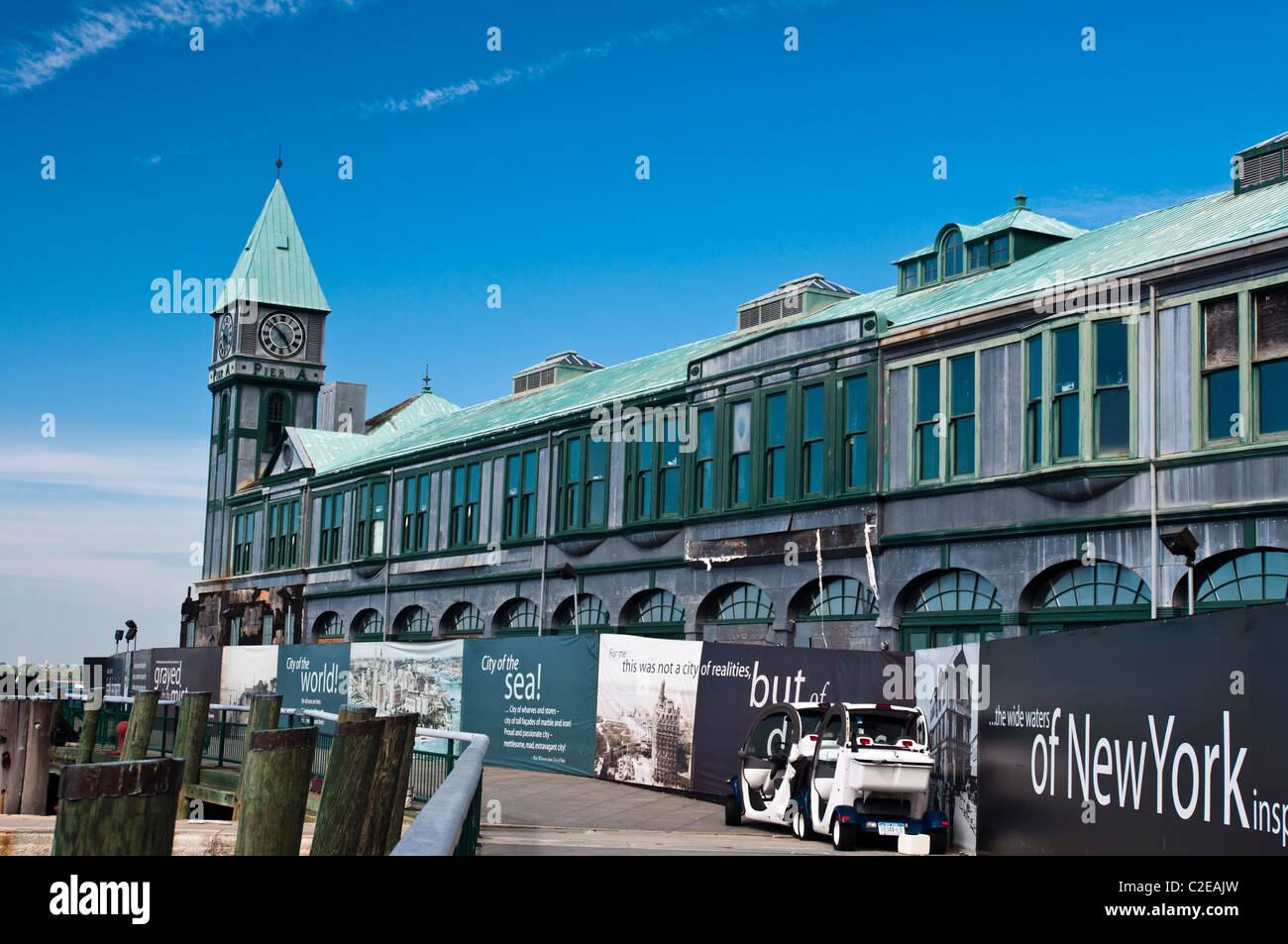 City Pier un tour de l'horloge, avec fond de ciel bleu, Battery Park, Manhattan, New York City, USA Banque D'Images