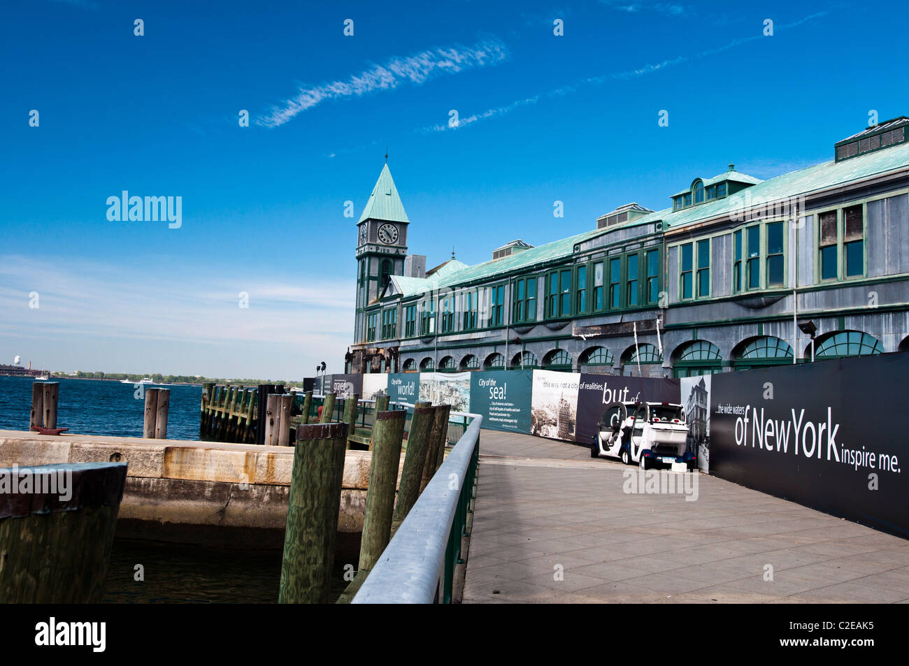 City Pier un tour de l'horloge, avec fond de ciel bleu, Battery Park, Manhattan, New York City, USA, la liberté Gateway, George Sears Gr Banque D'Images