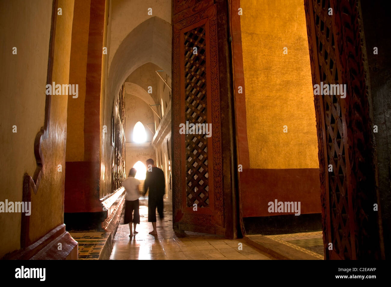 Tourist couple holding hands en marchant autour de Ananda Temple, Bagan, Myanmar Banque D'Images