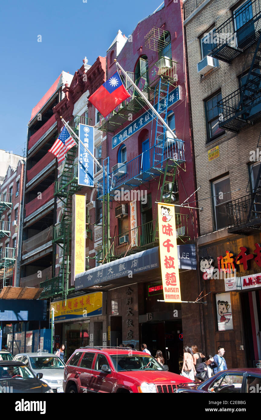 Avec des magasins chinois et américain drapeau Taiwanais, Chinatown, Manhattan, New York City, USA Banque D'Images