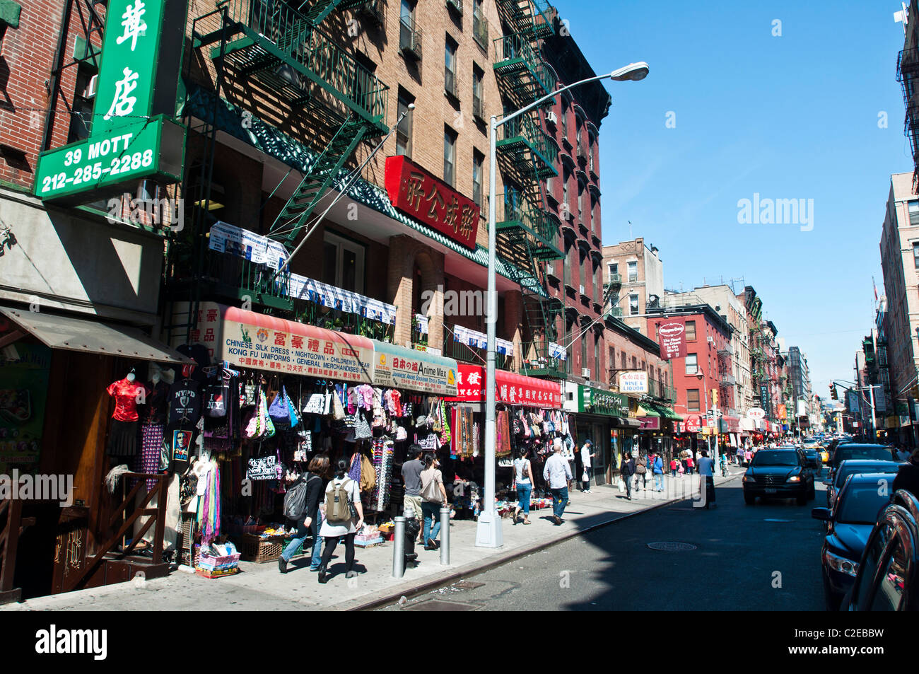 Rue animée de boutiques et de l'écriture chinoise signes, Chinatown, Manhattan, New York City, USA Banque D'Images