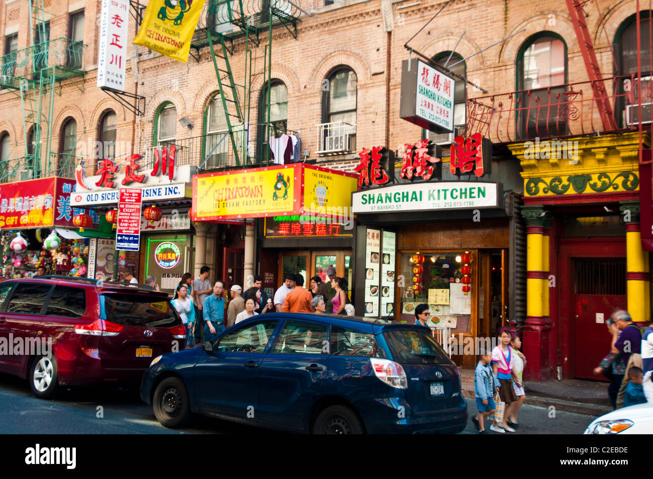 Rue animée avec des restaurants et des boutiques, l'écriture chinoise signes, Chinatown, Manhattan, New York City, USA, Banque D'Images