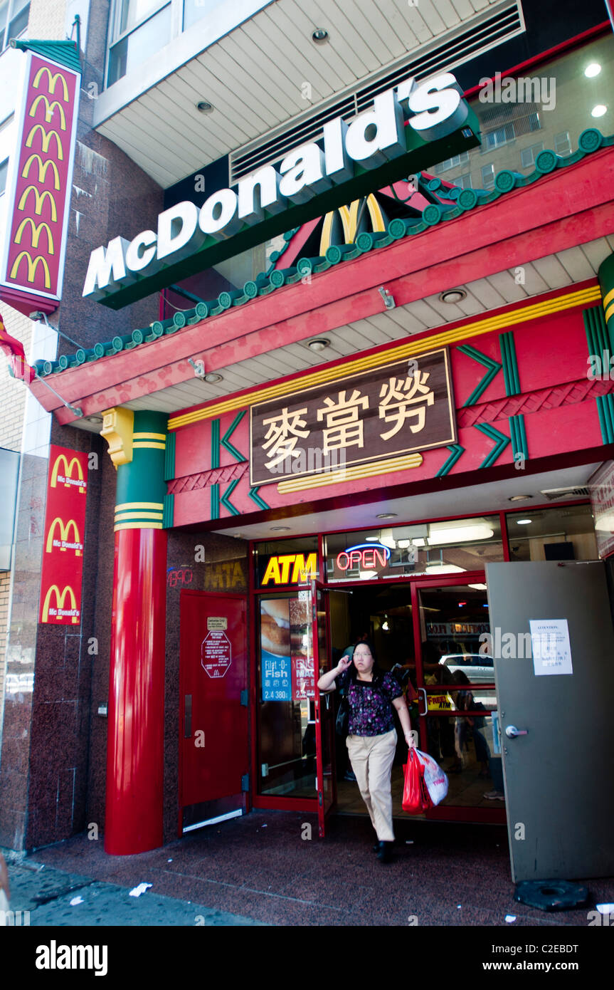 Entrée de restaurant McDonald's avec l'écriture chinoise signe, Chinatown, Manhattan, New York City, USA Banque D'Images