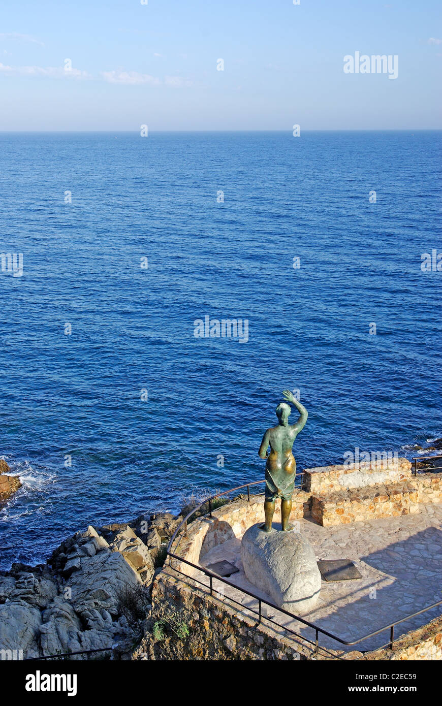 Statue en bronze de femme à la recherche de la mer. Lloret de Mar, Costa Brava, Espagne. Banque D'Images