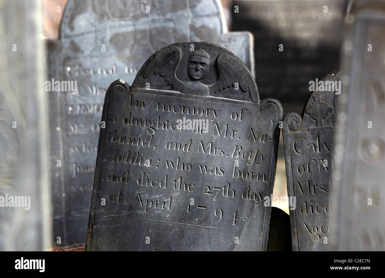 Pierres tombales de autour de l'époque de la Révolution américaine à un cimetière à Shirley, Massachusetts Banque D'Images