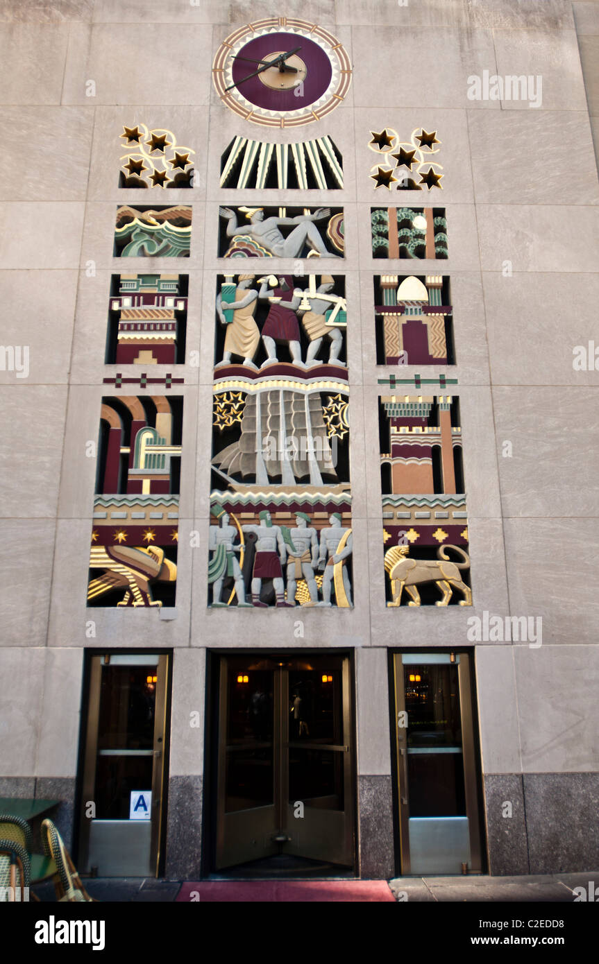 L'Art déco sculpture colorée à l'entrée de secours 45 Rockefeller Plaza Building, du Rockefeller Center, Manhattan, New York City, USA Banque D'Images