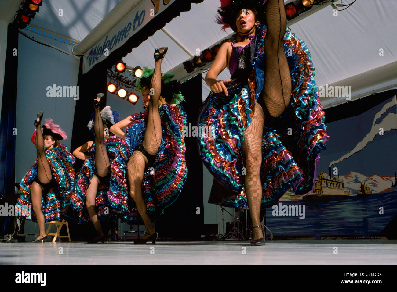 Cancan (peut) les filles, les danseurs danser sur scène Photo Stock Alamy