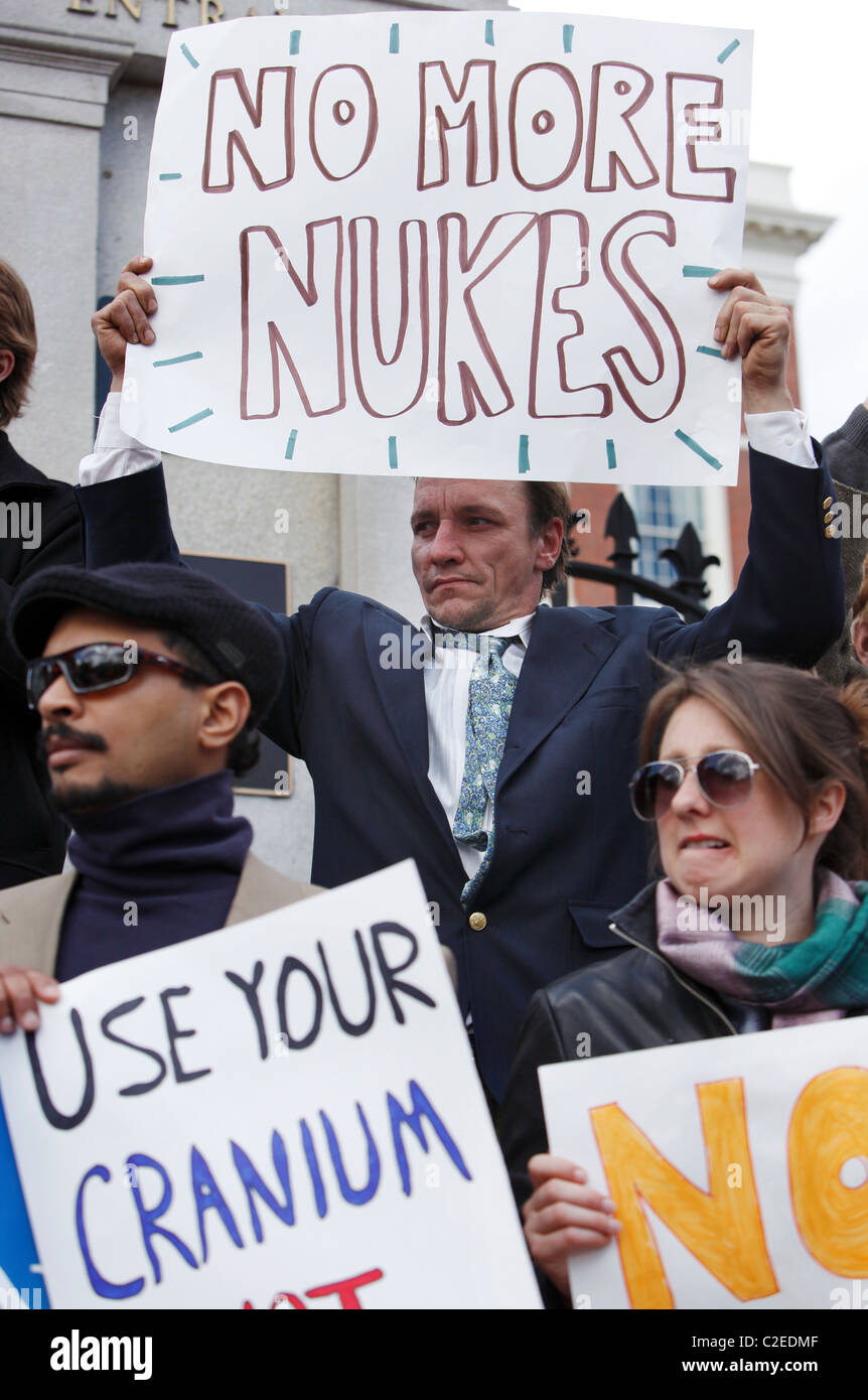 Des gens aux signes en une énergie nucléaire rassemblement à Boston Massachusetts Banque D'Images