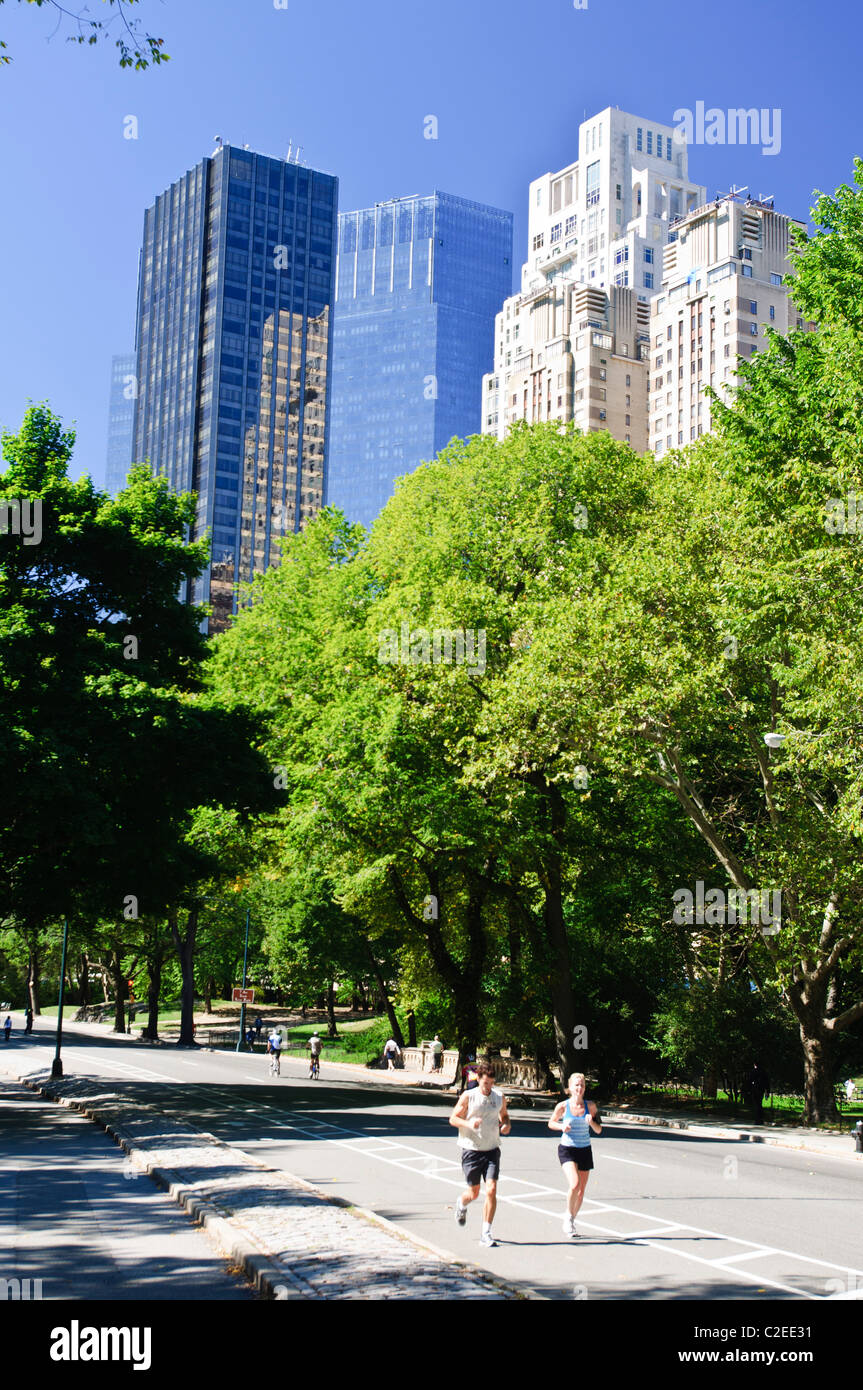 Le jogging dans Central Park avec Trump International Hotel et 15 Central Park West, Condo, bâtiments en arrière-plan, Manhattan, NYC Banque D'Images