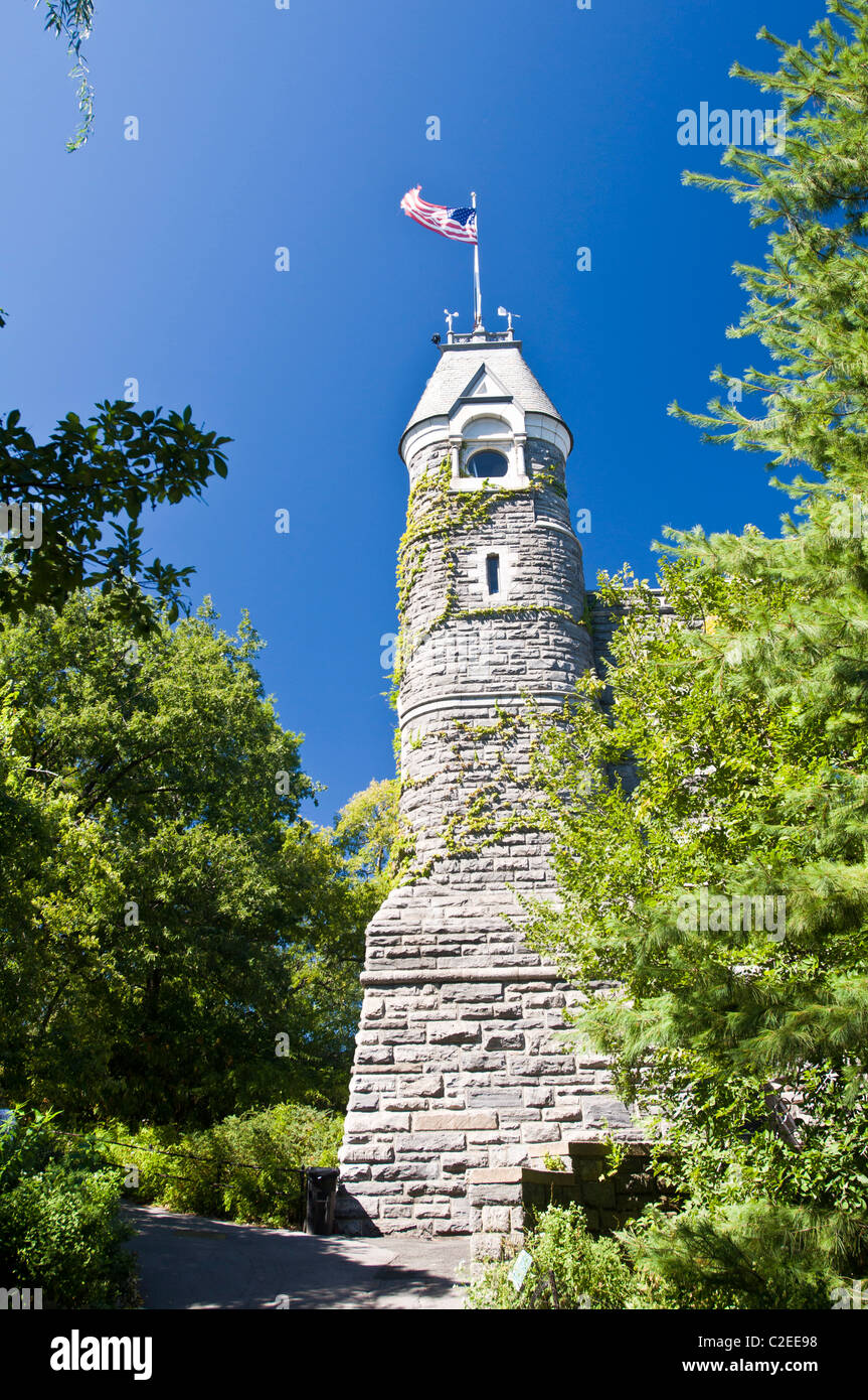 Belvedere Castle Building avec nous un drapeau et fond de ciel bleu, Central Park, Manhattan, New York City, USA Banque D'Images Belvedere Castle Building avec nous un drapeau et fond de ciel bleu, Central Park, Manhattan, New York City, USA Banque D'Images