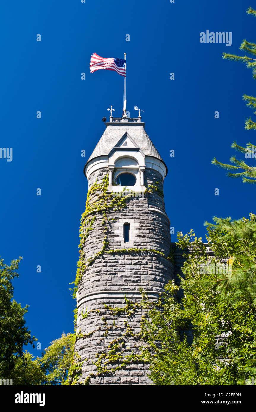 Belvedere Castle Building avec nous un drapeau et fond de ciel bleu, Central Park, Manhattan, New York City, USA Banque D'Images Belvedere Castle Building avec nous un drapeau et fond de ciel bleu, Central Park, Manhattan, New York City, USA Banque D'Images