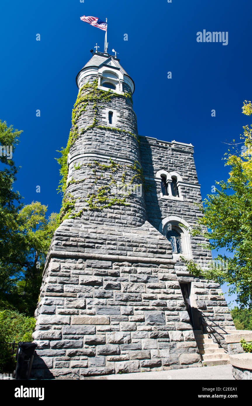 Belvedere Castle Building avec nous un drapeau et fond de ciel bleu, Central Park, Manhattan, New York City, USA Banque D'Images Belvedere Castle Building avec nous un drapeau et fond de ciel bleu, Central Park, Manhattan, New York City, USA Banque D'Images