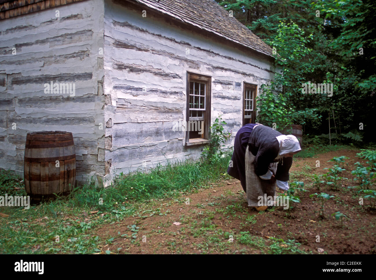 1, l'un Canadien, femme, femme canadienne portant des costumes d'époque, le Village Historique Acadien, près de ville de Caraquet, Nouveau-Brunswick, Canada Province Banque D'Images