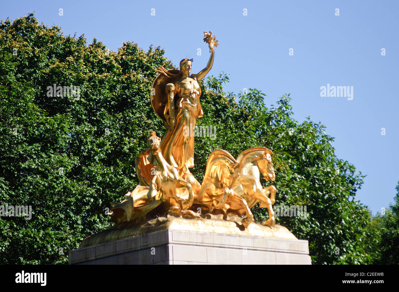 USS Maine National Monument, statue en or avec femme et chevaux, fond de ciel bleu, Columbus Circle, Manhattan, New York City Banque D'Images