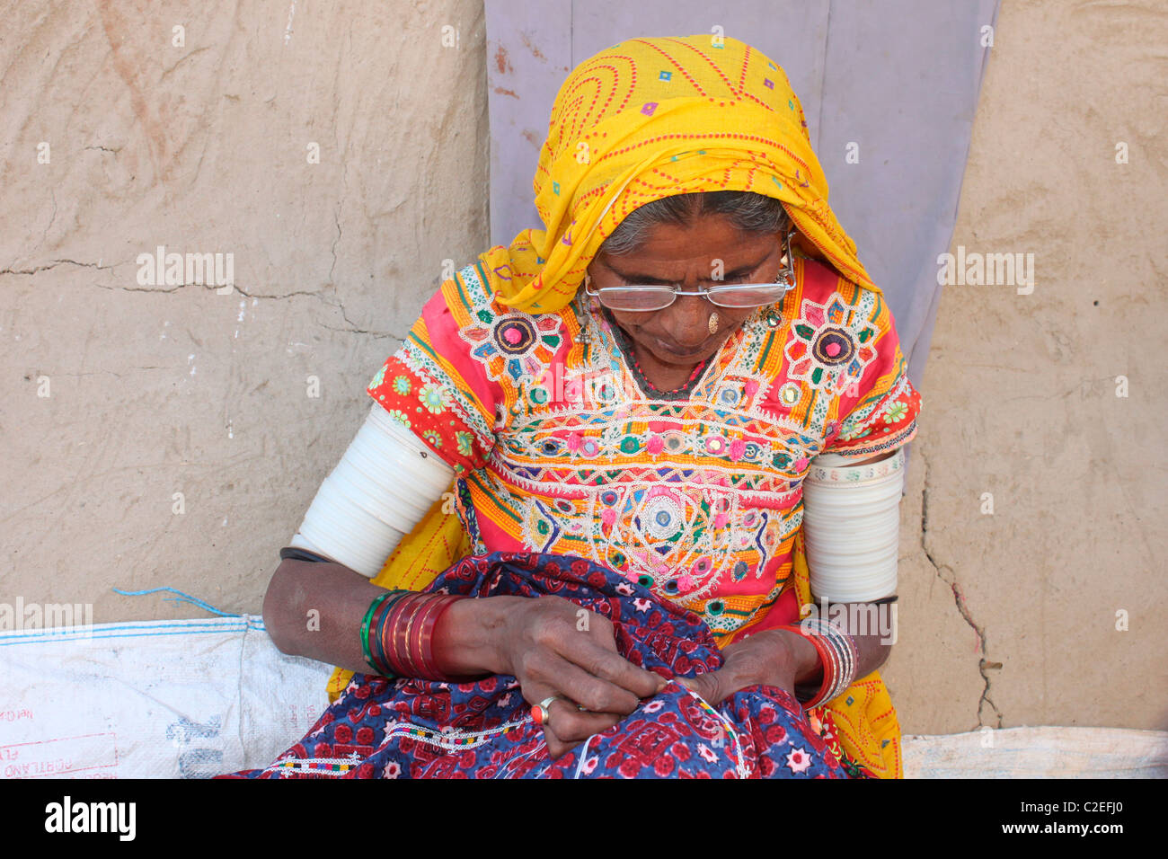 Une vieille femme ebroidery travailler dans le district de Kutch au Gujarat, Inde Banque D'Images