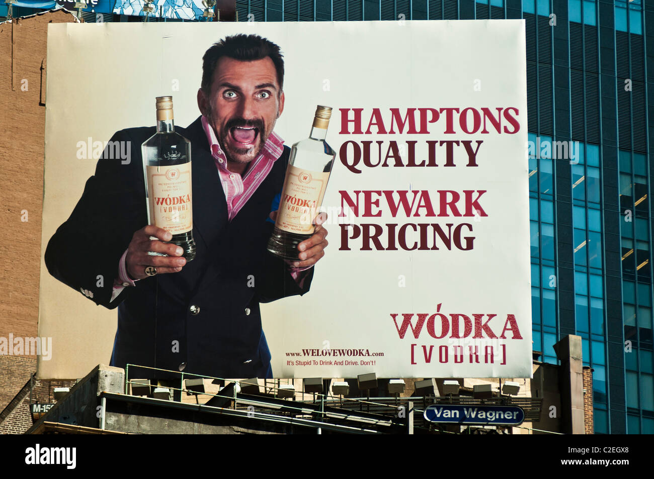 Polmos Bialystok Vodka polonaise annonce, Hamptons, qualité prix de Newark, Manhattan, New York City, USA Banque D'Images