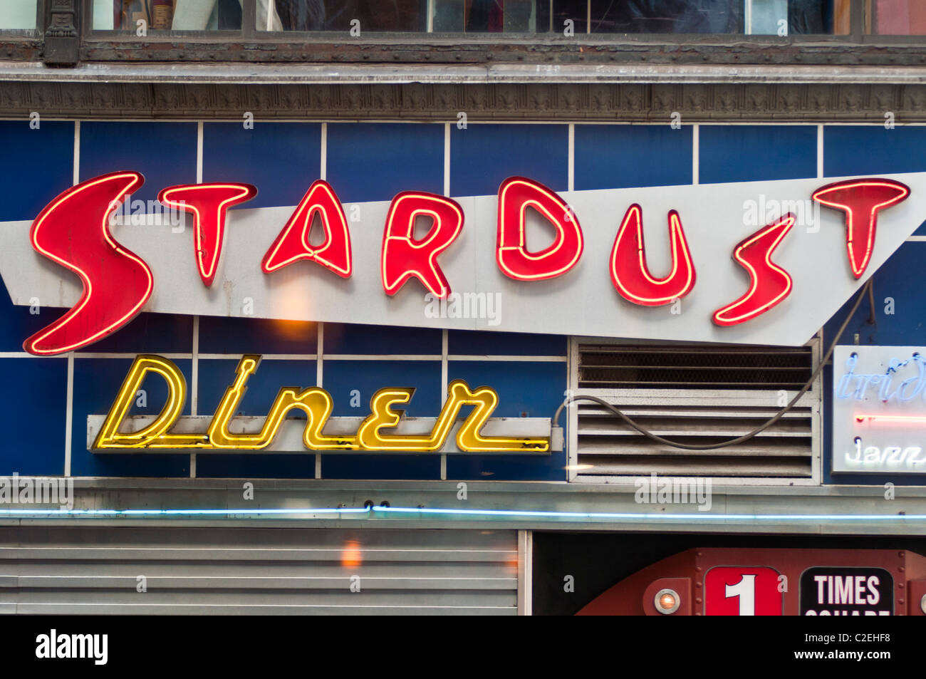 Enseigne au néon pour la publicité emblématique Stardust Diner sur Times Square, Manhattan, New York City, États-Unis. Façade de restaurant de style rétro des années 1950. Banque D'Images