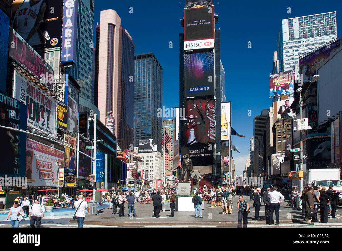 Côté Nord deux fois Square babillard électronique bâtiment avec fond de ciel bleu, Manhattan, New York City, USA Banque D'Images