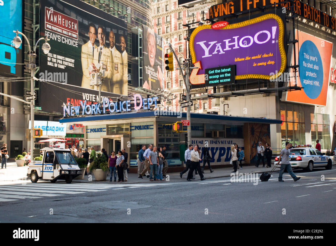 Stand de la Police de New York et Yahoo publicité lumière à Times Square, Manhattan, New York City, USA Banque D'Images