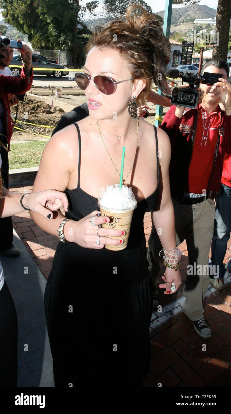 Britney Spears s'arrête à Starbucks pour le café à Malibu portant des  lunettes de soleil et de longue robe noire de Los Angeles, Californie Photo  Stock - Alamy