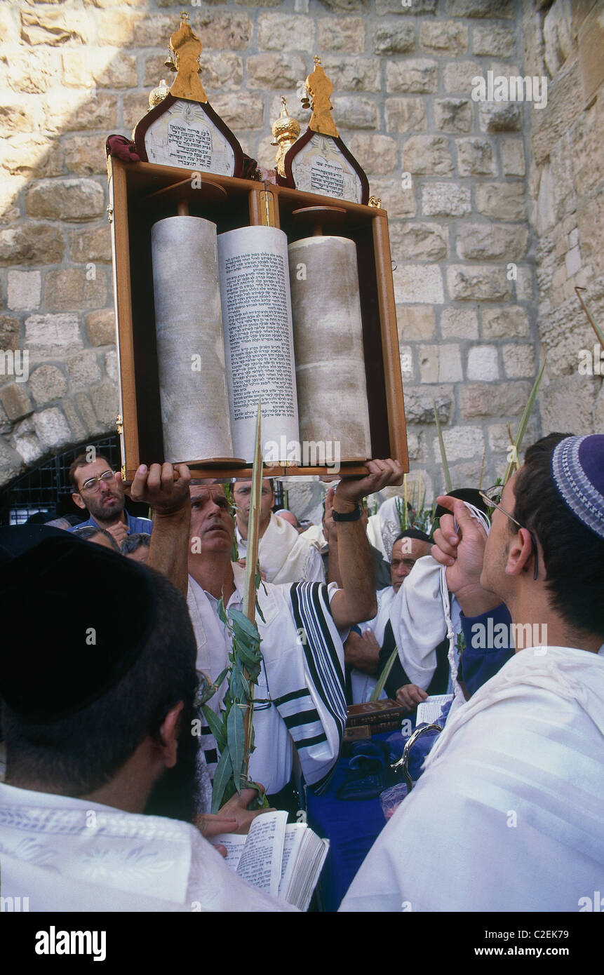 Au festival juif Souccot, les hommes pêchent au Mur des lamentations, site religieux pour prier ensemble. Rouleaux de la Torah sont traitées et Banque D'Images