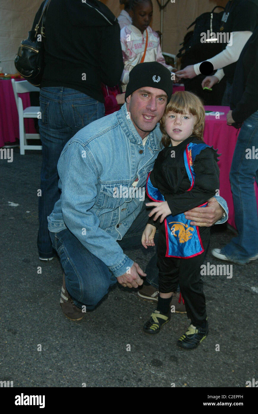 Chris Meloni et fils Dante Amadeo lors de l'ouverture officielle du nouveau projet de restauration de New York's 'Jardin de l'amitié et de méchants Jour Banque D'Images