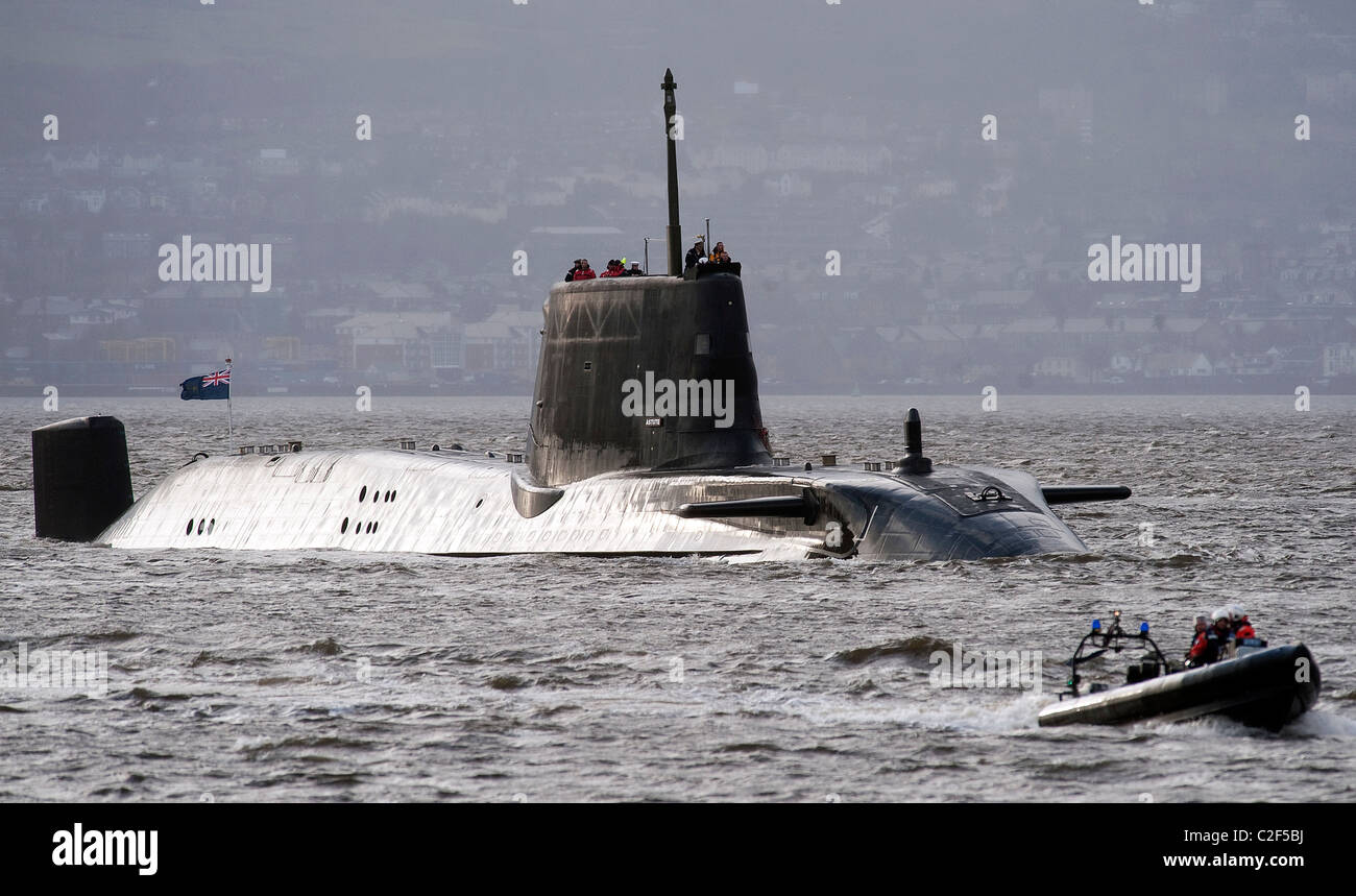 Le HMS Astute, la Royal Navy de sous-marins nucléaires les plus récentes remontent Gareloch sur l'estuaire de Cylde à sa nouvelle base à l'HMNB Faslane. Banque D'Images