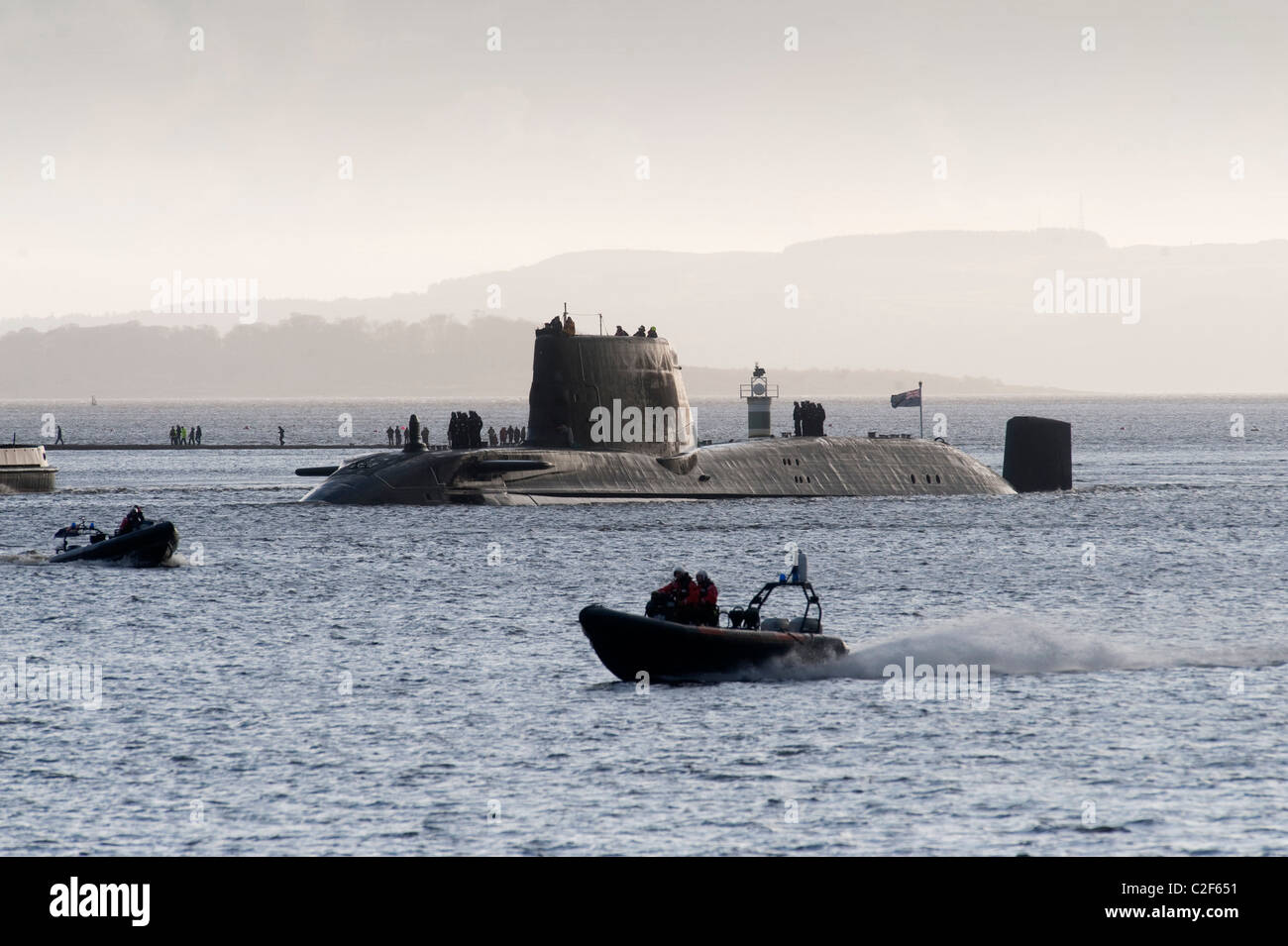 Le HMS Astute, la Royal Navy de sous-marins nucléaires les plus récentes remontent Gareloch sur l'estuaire de Cylde à sa nouvelle base à l'HMNB Faslane. Banque D'Images