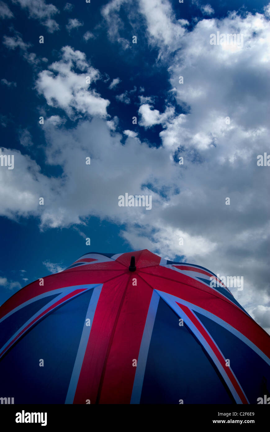 Brexit,Union jack contre un parapluie ciel nuageux ciel bleu. La notion du temps. Banque D'Images