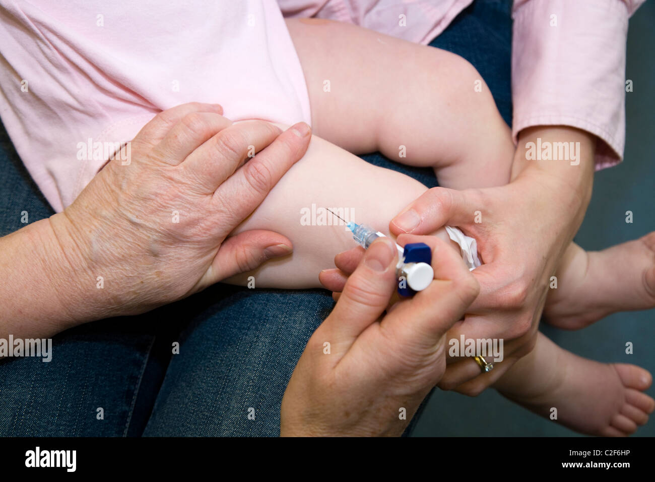La Vaccination Ror Etc De La Commission Paritaire De L Inoculation D Une Seringue Dans Un Un An 12 13 13 12 Mois Bebe Cuisse Jambe Photo Stock Alamy