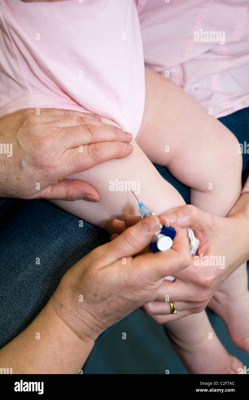La Vaccination Ror Etc De La Commission Paritaire De L Inoculation D Une Seringue Dans Un Un An 12 13 13 12 Mois Bebe Cuisse Jambe Photo Stock Alamy La Vaccination Ror Etc De La Commission Paritaire De L Inoculation D Une Seringue Dans Un Un An 12 13 13 12 Mois Bebe Cuisse Jambe Photo Stock Alamy