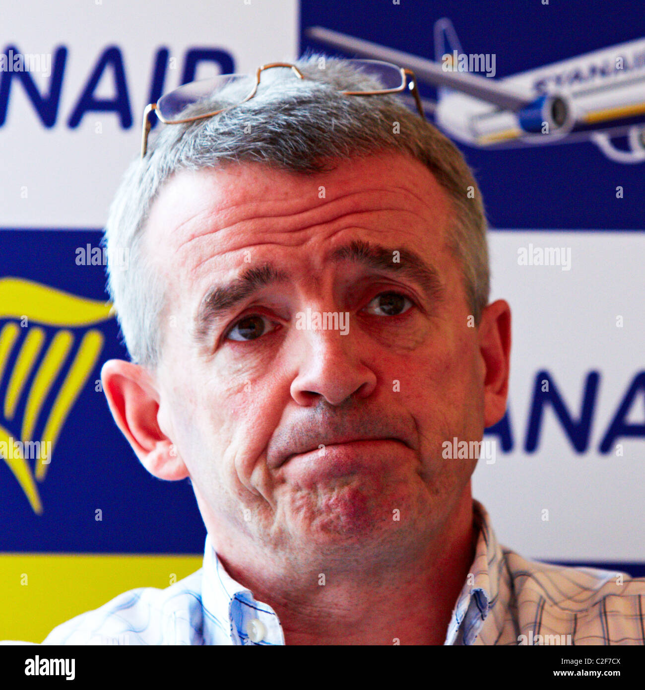 Michael O'Leary, PDG de Ryanair, discute avec les journalistes sa décision d'ajouter une taxe de compensation £2 pour chaque billet. Banque D'Images