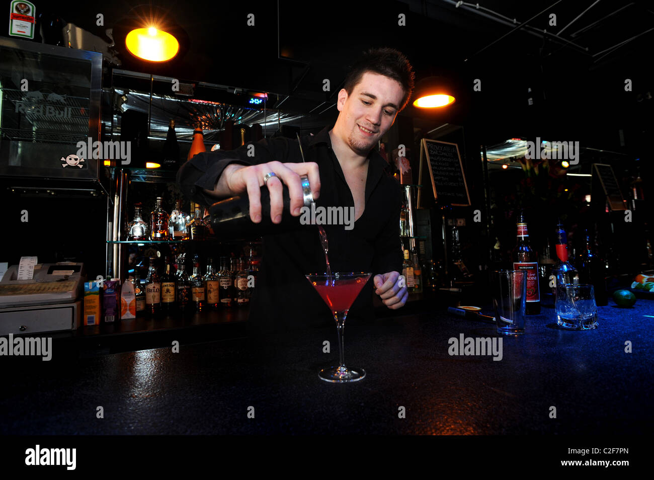 Un bartender making cocktails dans un club à Brighton Banque D'Images